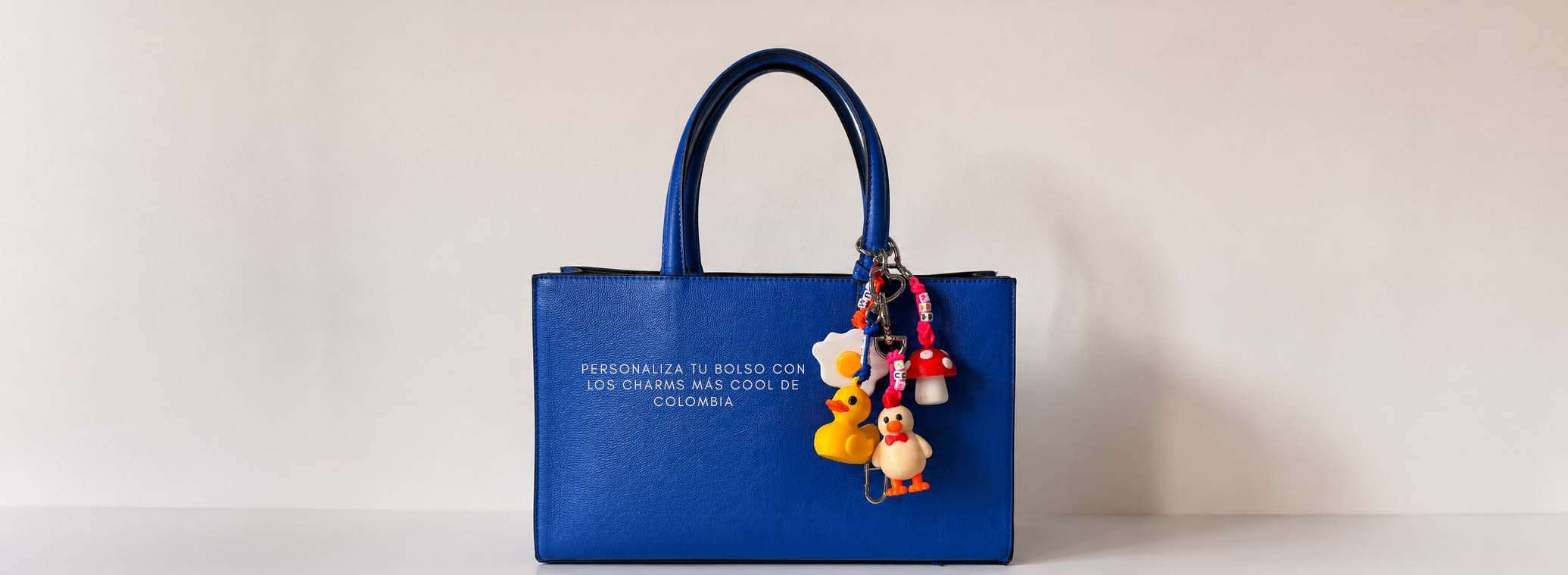 Bolso azul con bag charms de hongo, pato y pollito en impresión 3D de 19/86 Studio Colombia
