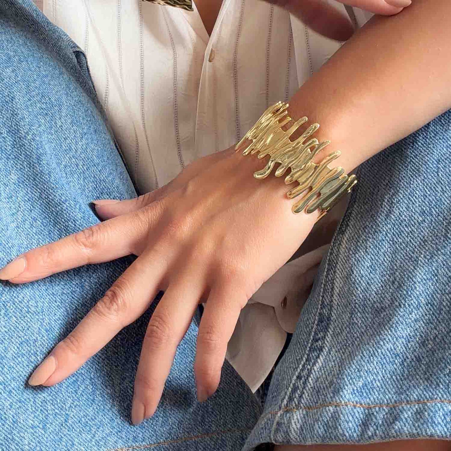 Brazalete abierto Melted en oro 18k con estructura escultural calada, 3.3 cm de ancho, apertura graduable