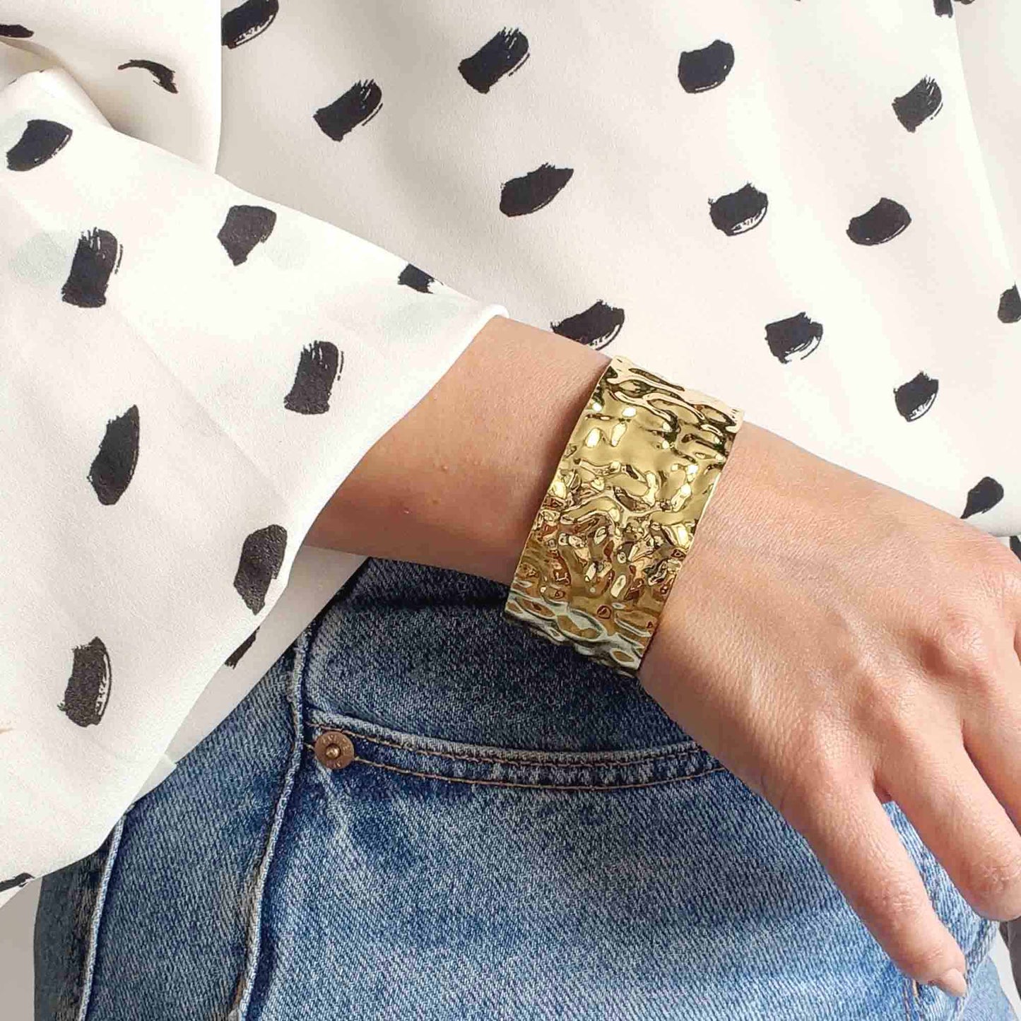 Brazalete cuff dorada ancha con textura martillada y baño en oro 18k, pulsera ajustable 19/86 Studio Colombia