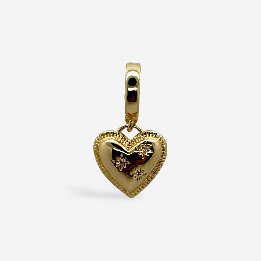 Dije dorado en forma de corazón con grabado de estrellas