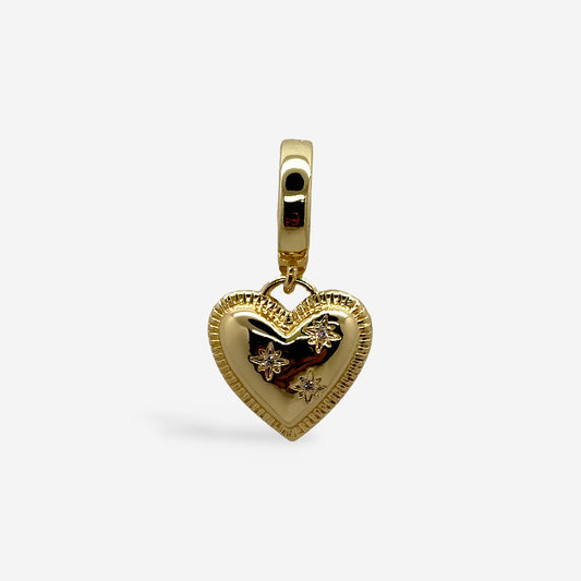 Dije dorado en forma de corazón con grabado de estrellas