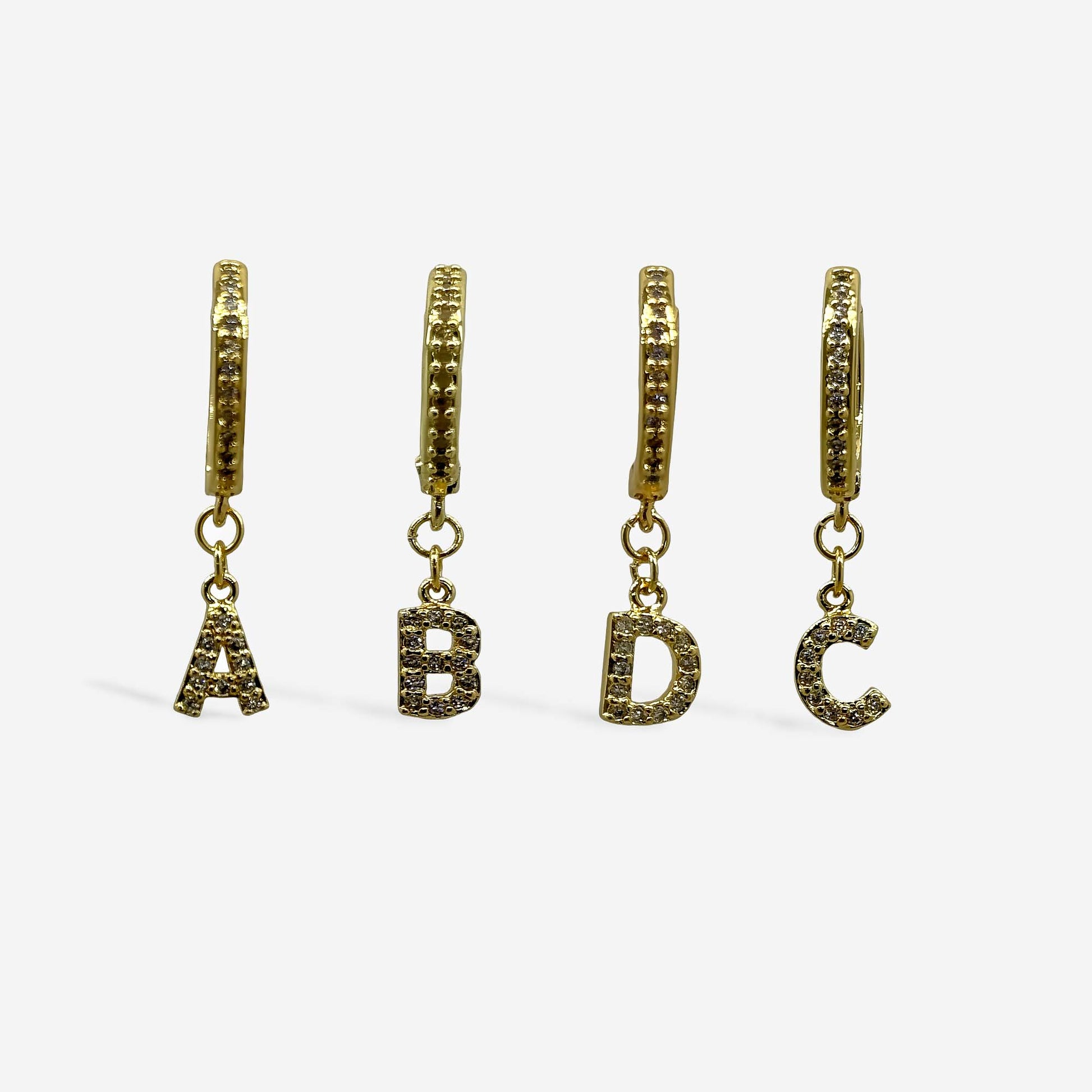 Candonga dorada con inicial y circonias brillantes