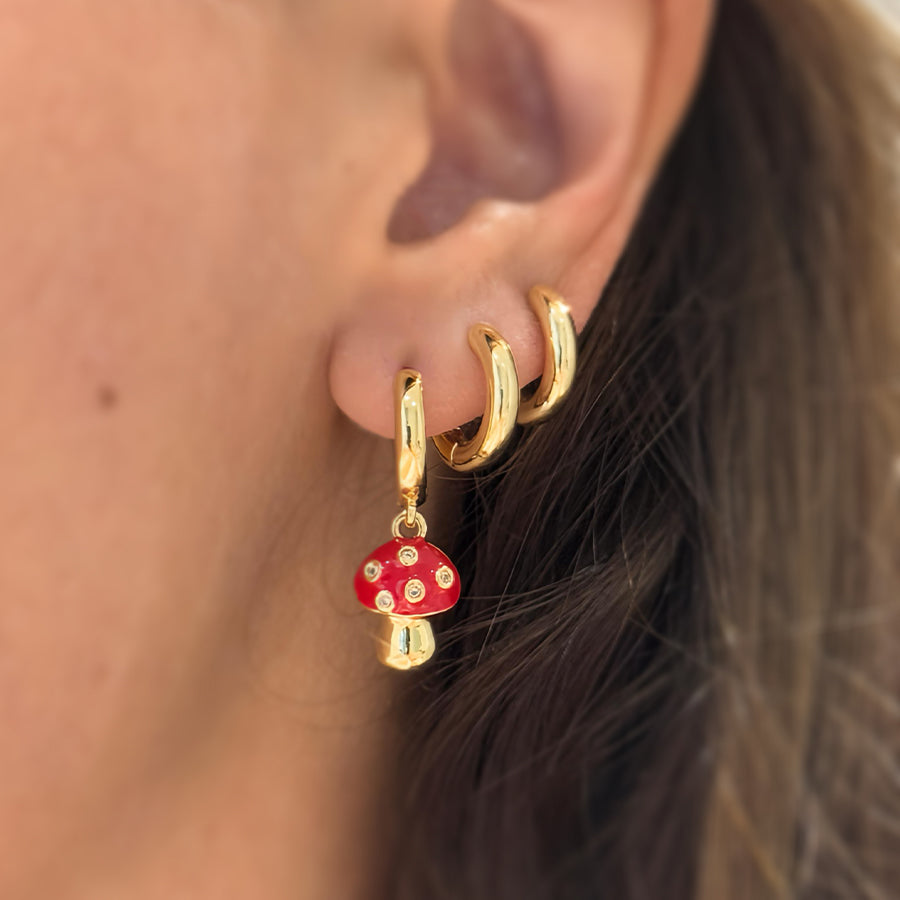 Aretes dorados con dije de hongo rojo esmaltado