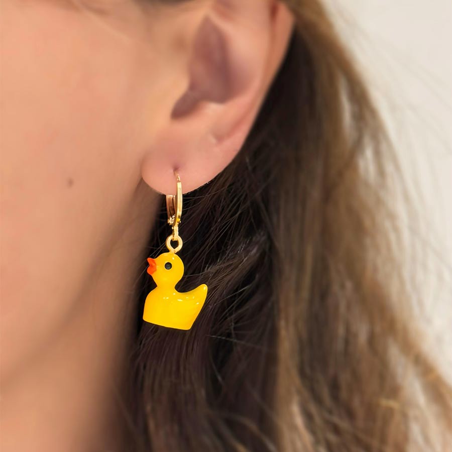 Candongas doradas con patitos amarillos pintados a mano