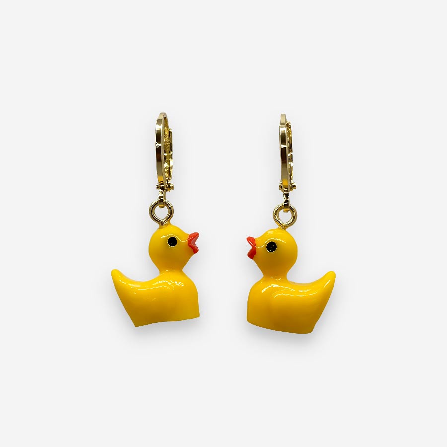 Aretes dorados con dije de pato amarillo en resina