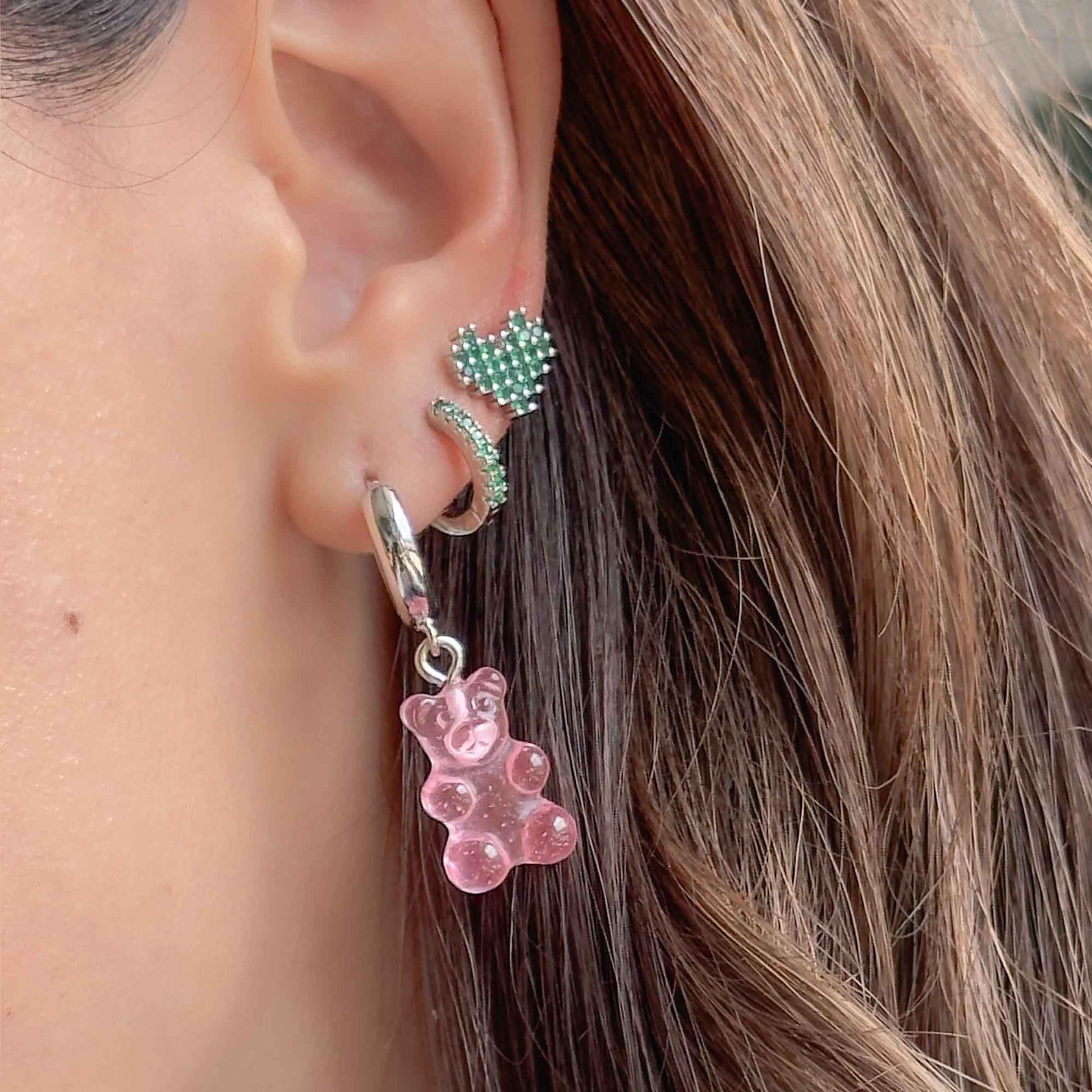 Candongas plateadas con dije de ositos de goma rosa
