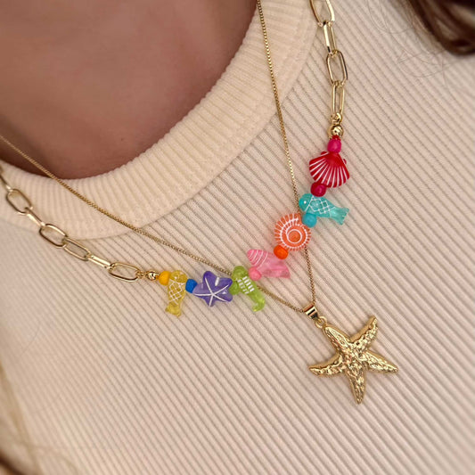 Collar con dijes de peces, conchas y estrella de mar en cadena dorada baño de oro 18k