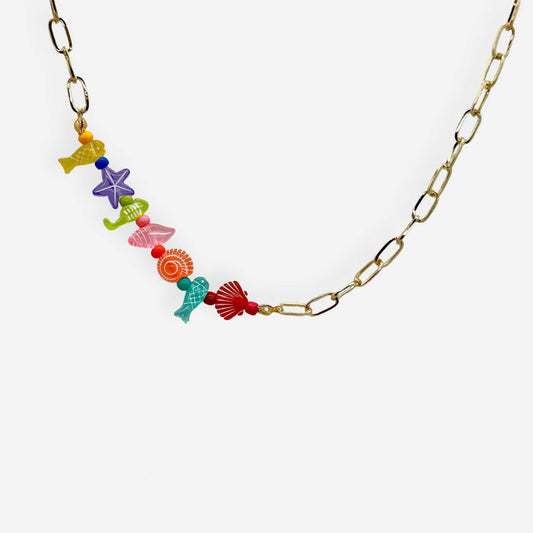 Collar dorado con dijes marinos de acrílico multicolor, diseño ajustable hasta 49.5cm