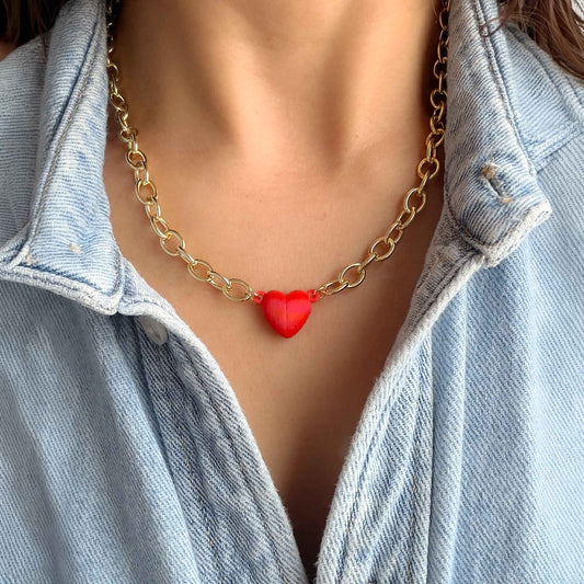 Collar Cierre de Corazón rojo mate con broche magnético de corazón en 3D sobre cadena dorada con baño de oro 18k