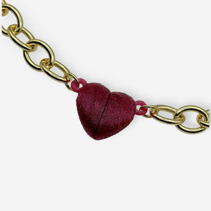 Collar Cierre de Corazón vino glitter con broche magnético de corazón en 3D sobre cadena dorada con baño de oro 18k