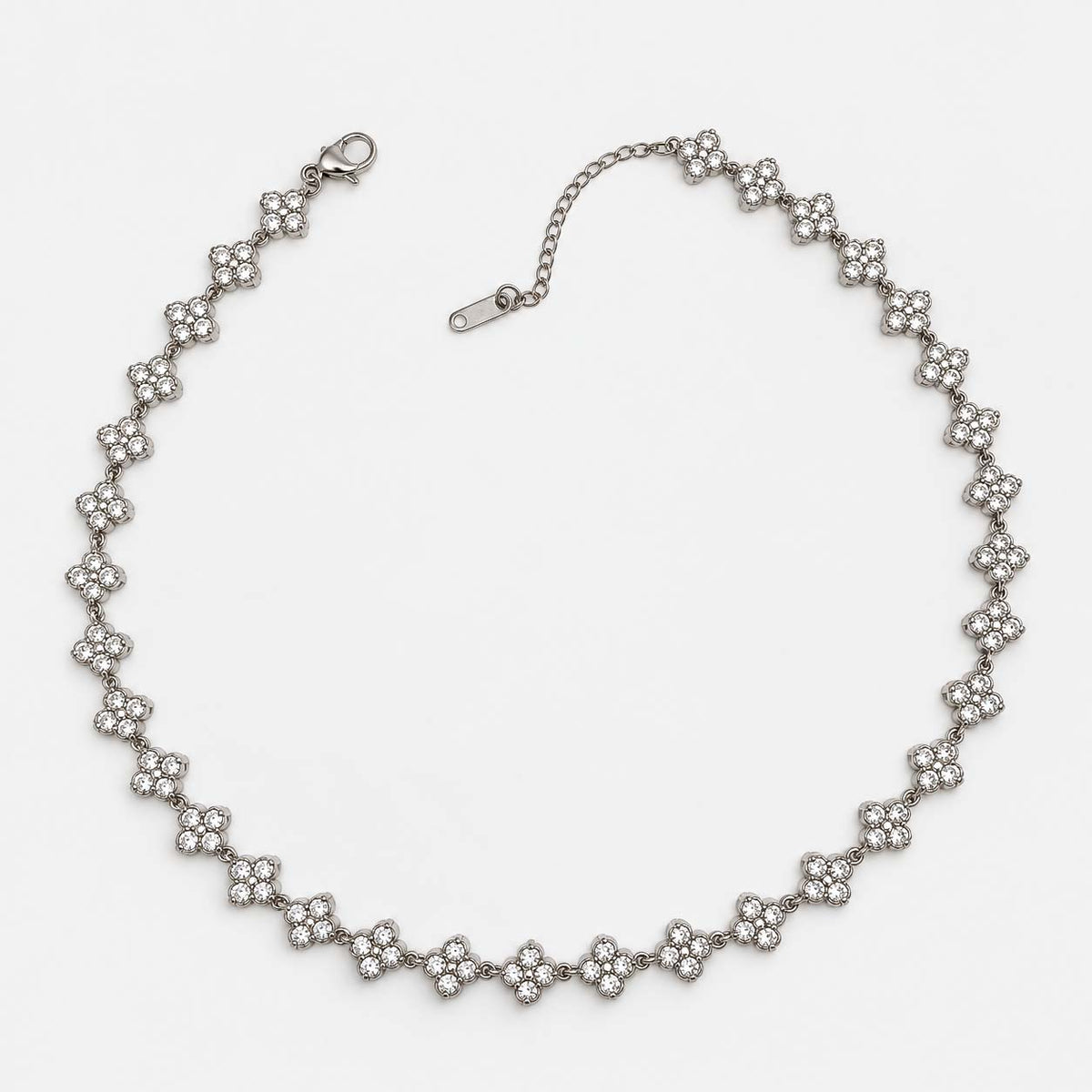 Collar Trébol Plateado combinado con otras cadenas para un look en capas.
