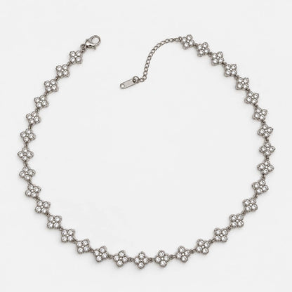 Collar Trébol Plateado combinado con otras cadenas para un look en capas.