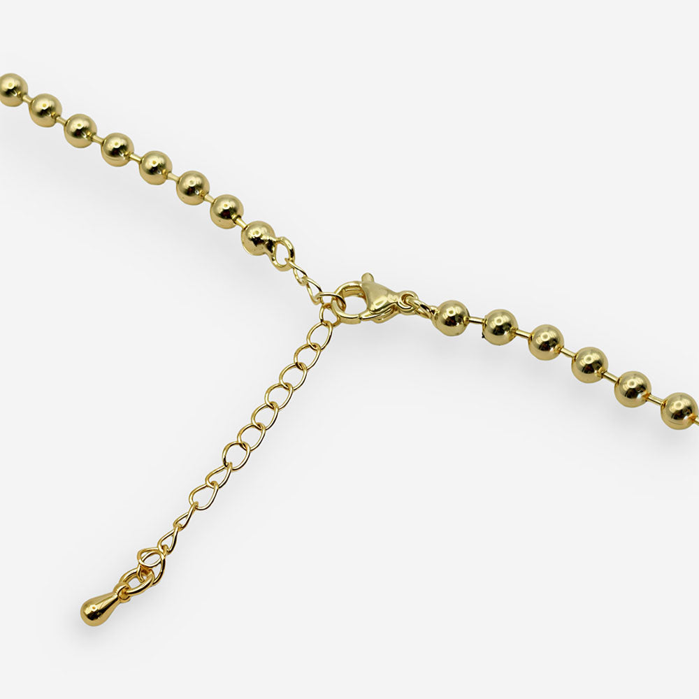 Collar ajustable con dijes inspirados en el océano combinado en un layering veraniego y femenino.