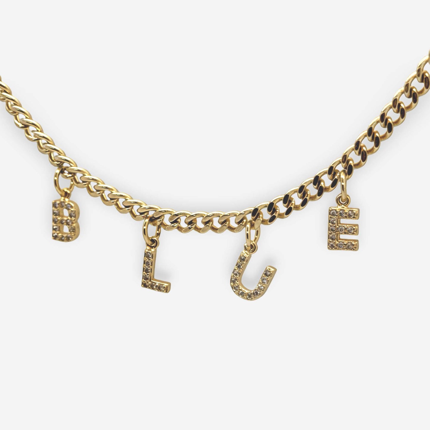 Collar cubano dorado con iniciales colgantes