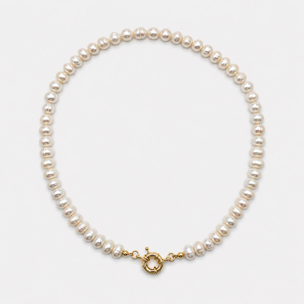 Collar de 44,5 centímetros confeccionado con perlas de río naturales y cierre decorativo dorado