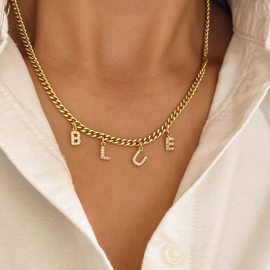 Collar de iniciales dorado personalizable