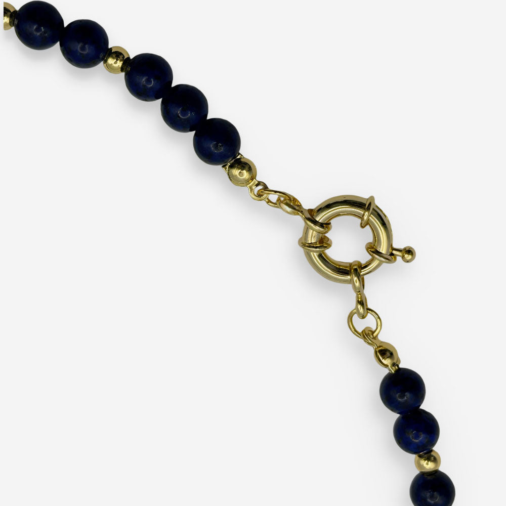 Collar de lapislázuli natural azul con esferas metálicas doradas y cierre tipo marinero