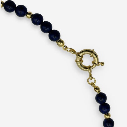 Collar de lapislázuli natural azul con esferas metálicas doradas y cierre tipo marinero