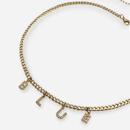 Collar de letras doradas con circonias