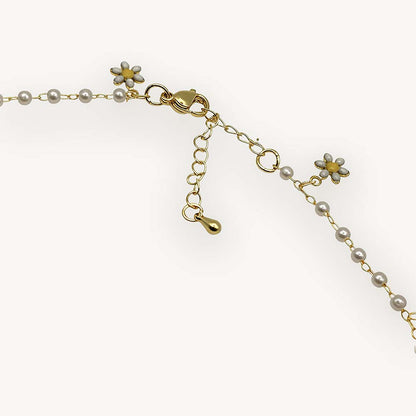 Collar de margaritas y perlas con largo graduable de 43 a 47 cm y cierre tipo langosta.