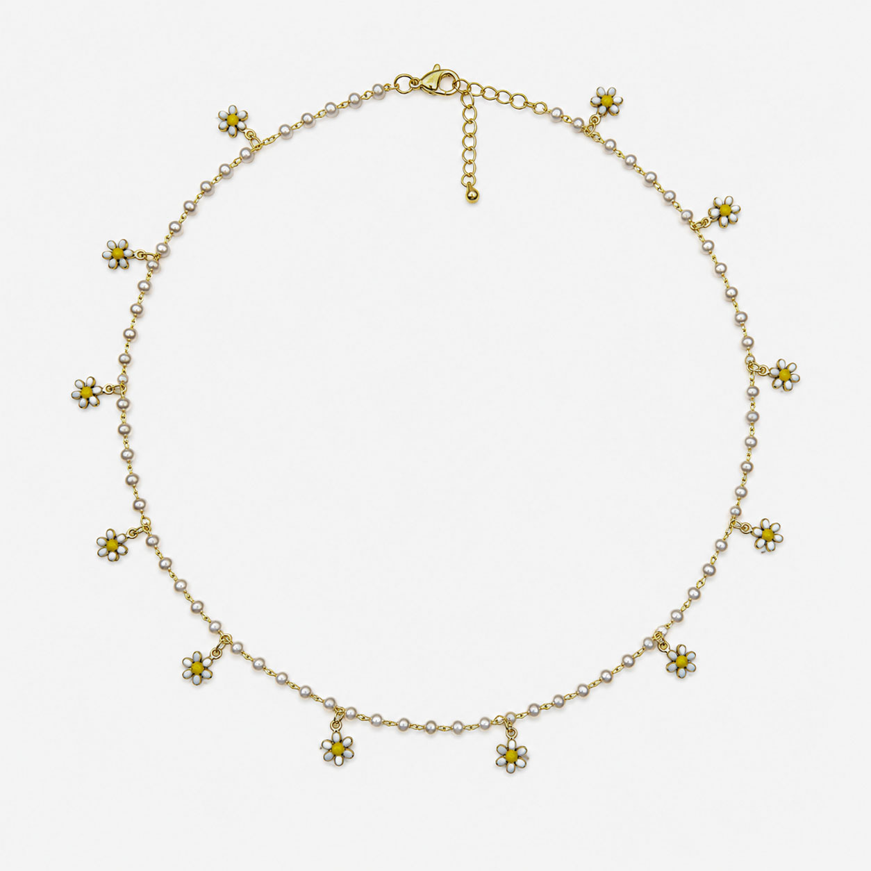 Collar dorado ajustable con perlas artificiales y dijes de margarita pintados en blanco y amarillo.