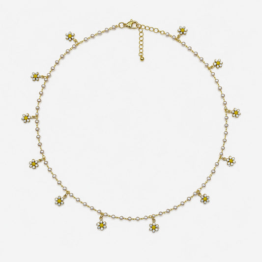 Collar dorado ajustable con perlas artificiales y dijes de margarita pintados en blanco y amarillo.