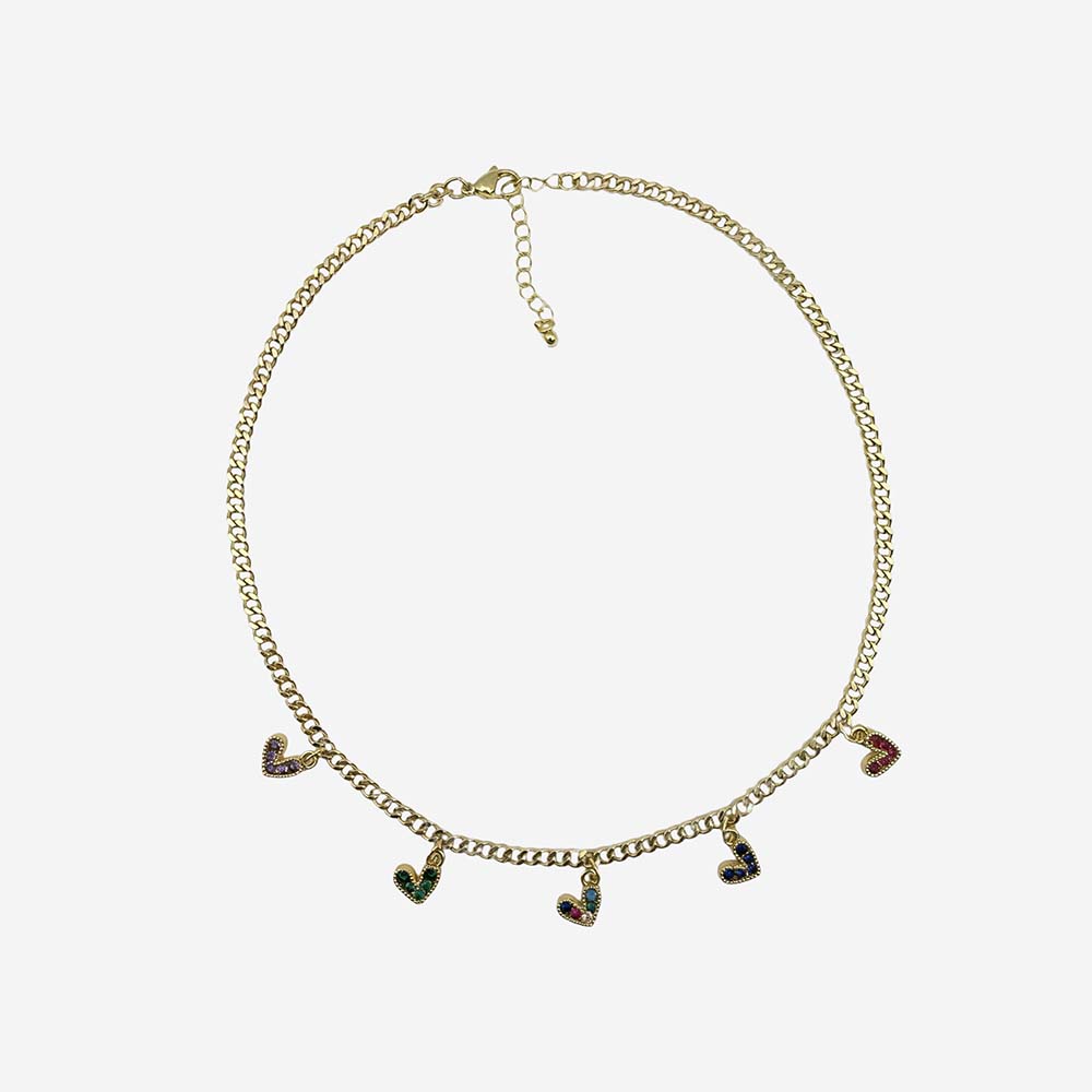 Collar dorado ajustable elaborado en bronce con baño de oro de 18K y dijes de corazones con circonias multicolor.