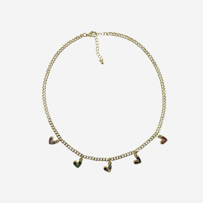Collar dorado ajustable elaborado en bronce con baño de oro de 18K y dijes de corazones con circonias multicolor.