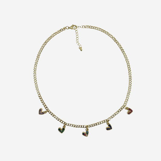 Collar dorado ajustable elaborado en bronce con baño de oro de 18K y dijes de corazones con circonias multicolor.