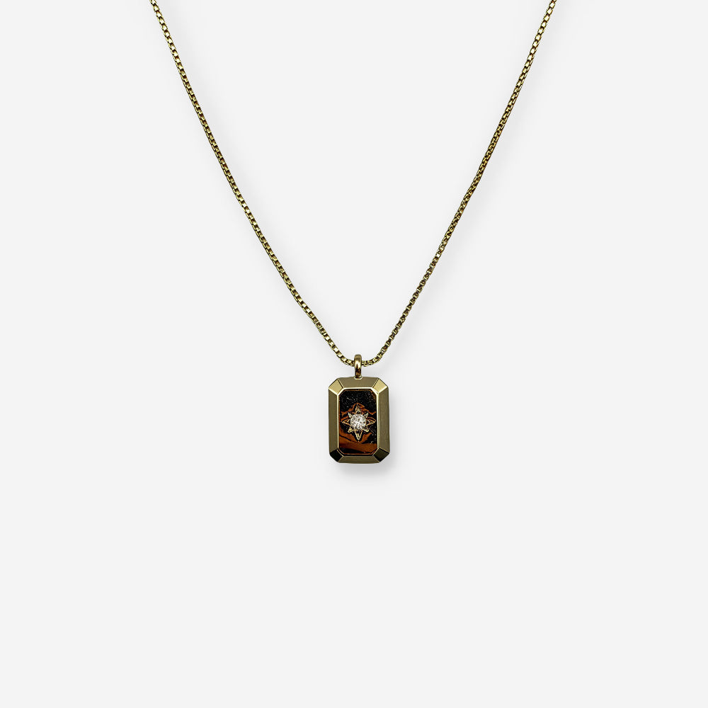 Collar dorado ajustable elaborado en cobre con baño de oro de 18K y dije rectangular con circonia central.