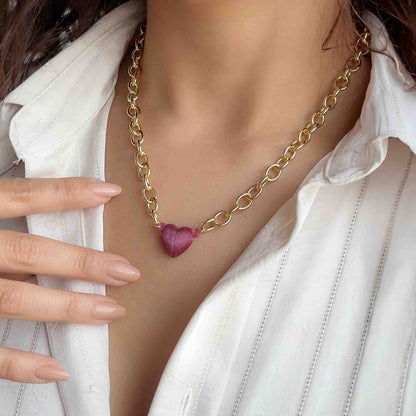 Collar dorado con broche corazón vino