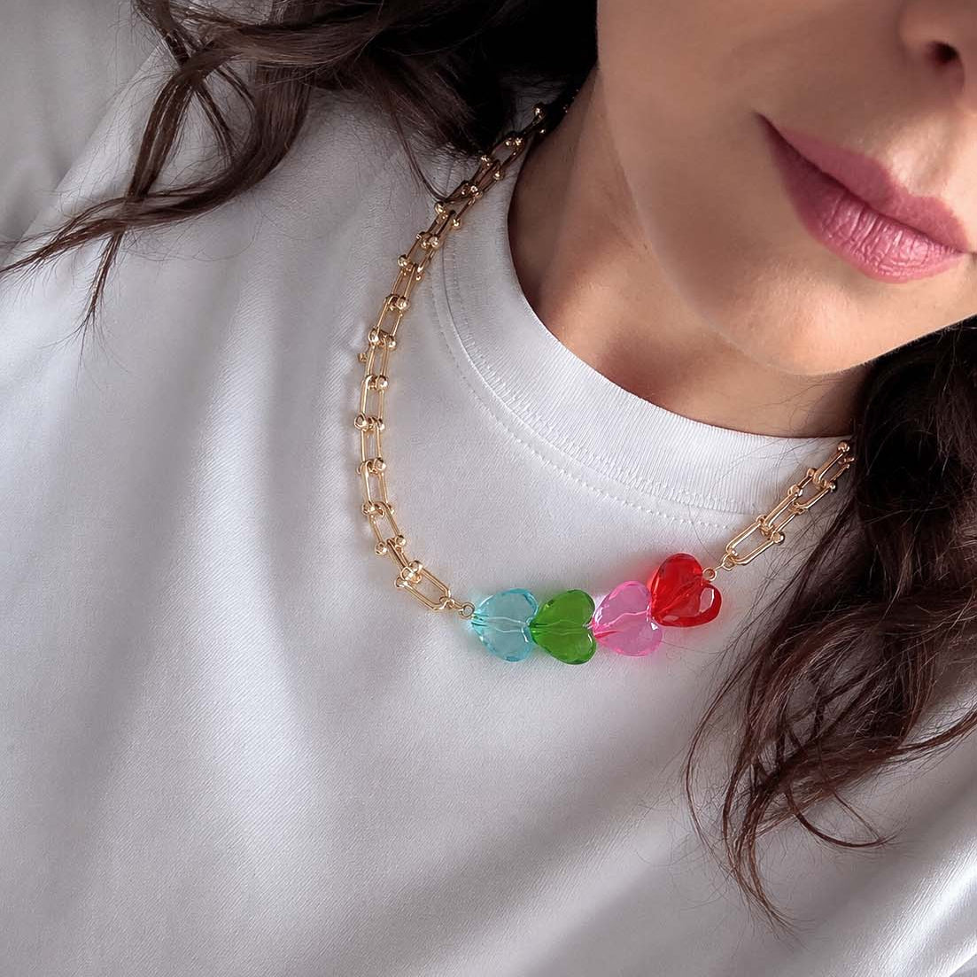 Collar dorado con corazones de colores bisutería fina para mujer disponible en multicolor y pastel