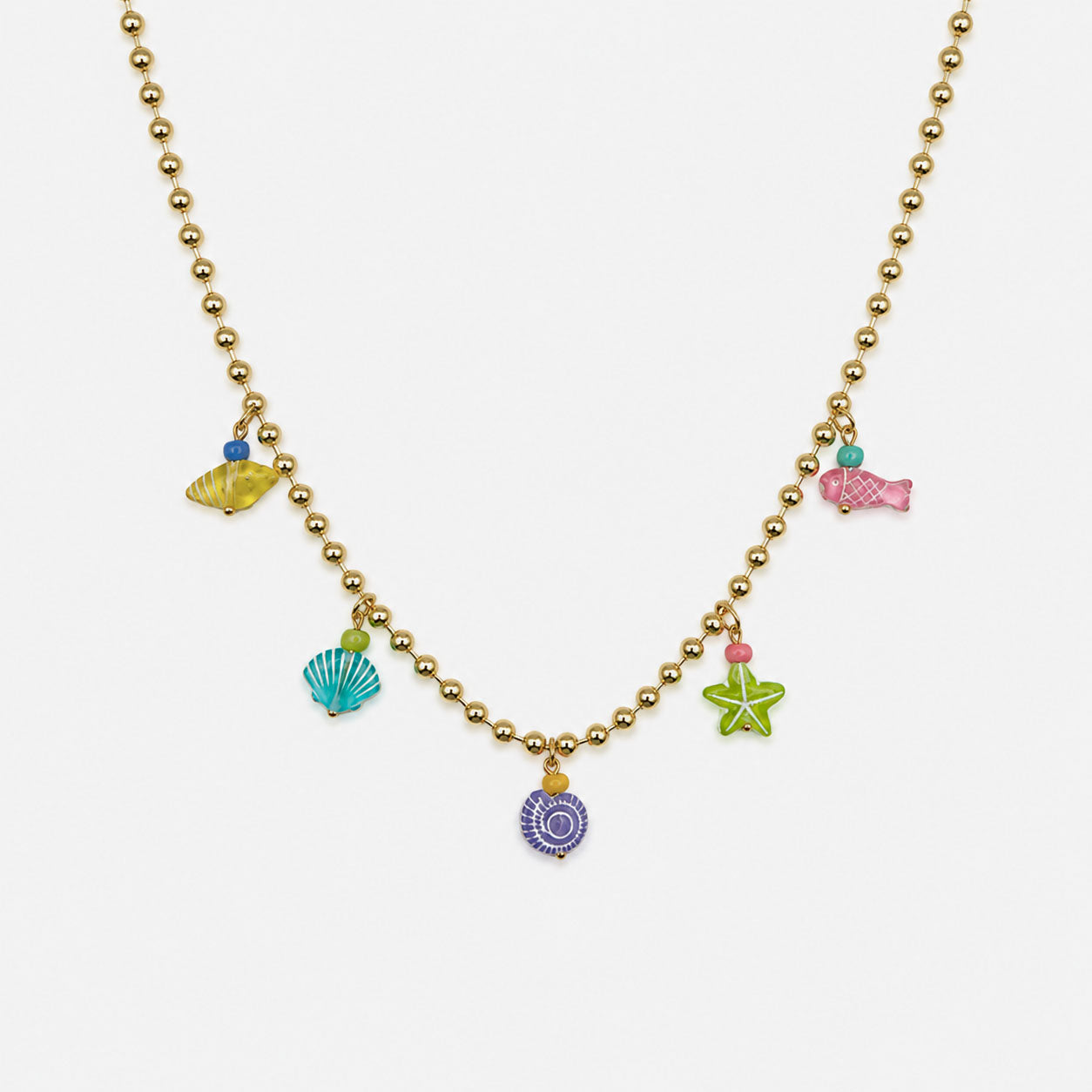 Collar dorado con dijes de resina inspirados en el mar, incluyendo estrella de mar, peces, concha y caracol.
