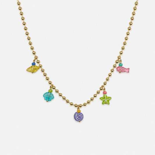 Collar dorado con dijes de resina inspirados en el mar, incluyendo estrella de mar, peces, concha y caracol.