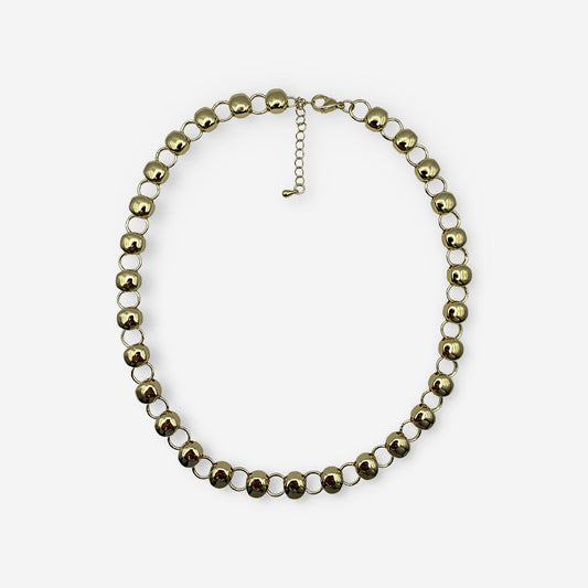 Collar dorado para mujer elaborado en bronce con baño de oro de 18K y diseño de esferas metálicas de 9 mm.