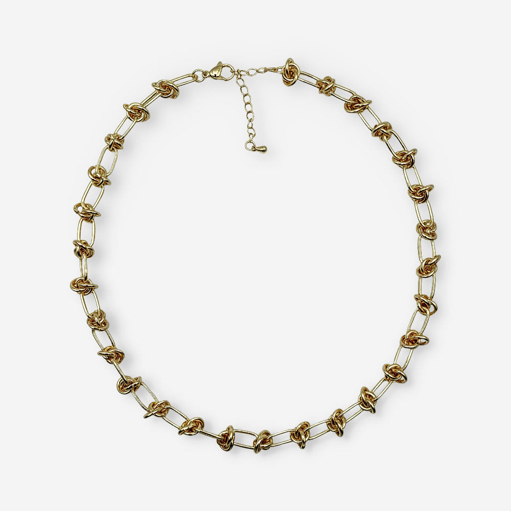 Collar dorado para mujer elaborado en bronce con baño de oro de 18K y diseño de eslabones ovalados con detalles de nudo.
