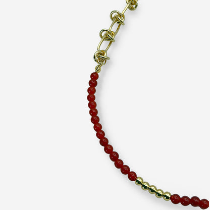 Collar hipoalergénico con cornalina natural roja y cadena dorada ajustable de 45 a 49 centímetros.