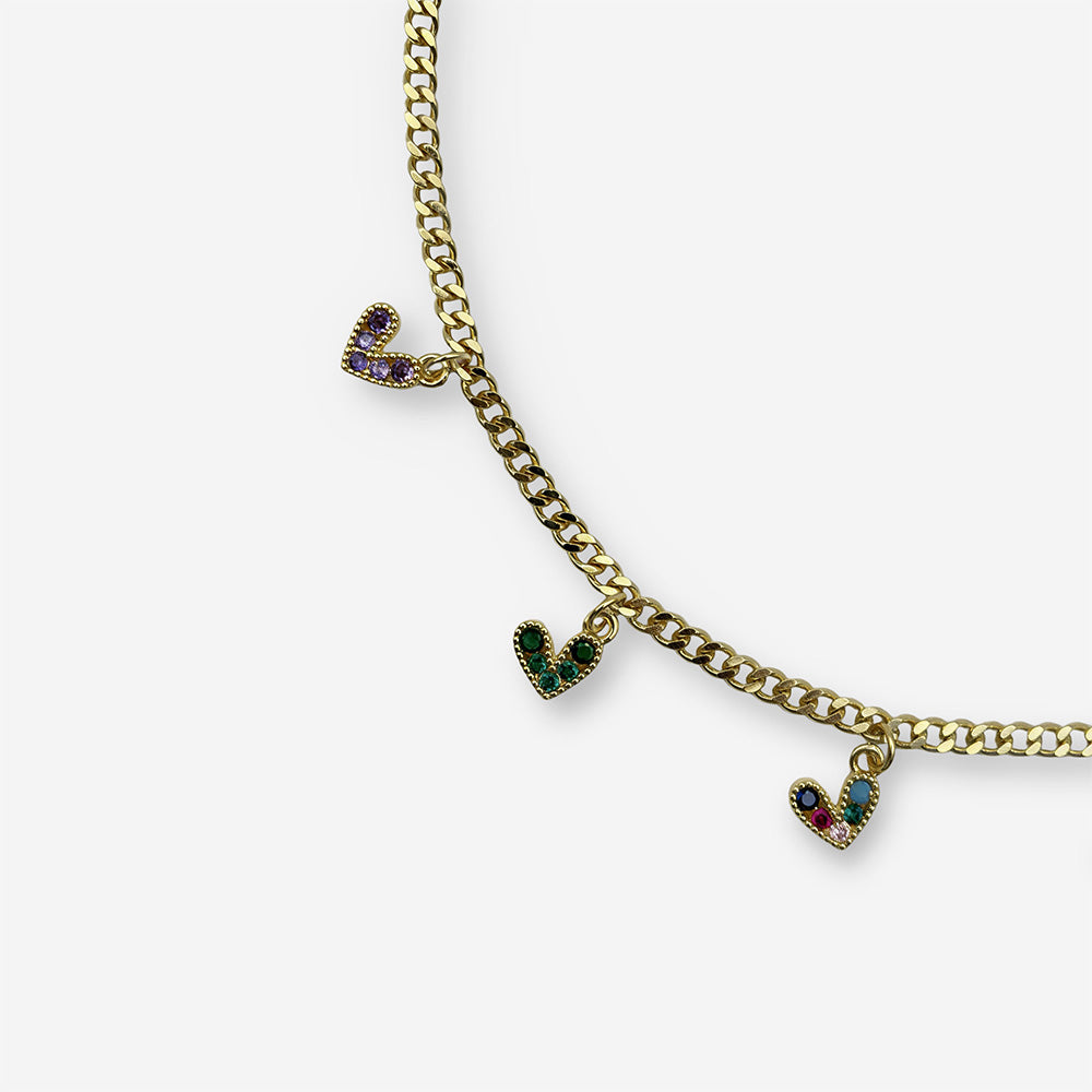 Collar hipoalergénico dorado con corazones multicolor y largo graduable de 40 a 45 centímetros.