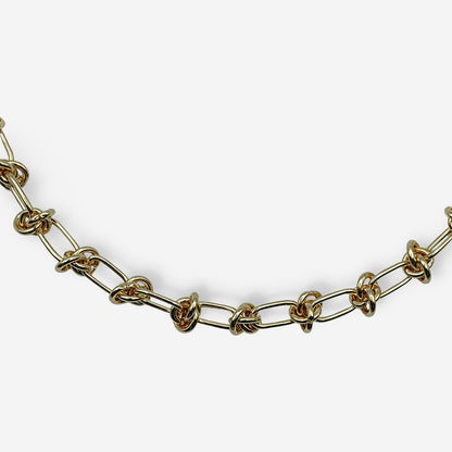 Collar hipoalergénico dorado de estilo contemporáneo con largo graduable hasta 44.5 centímetros.