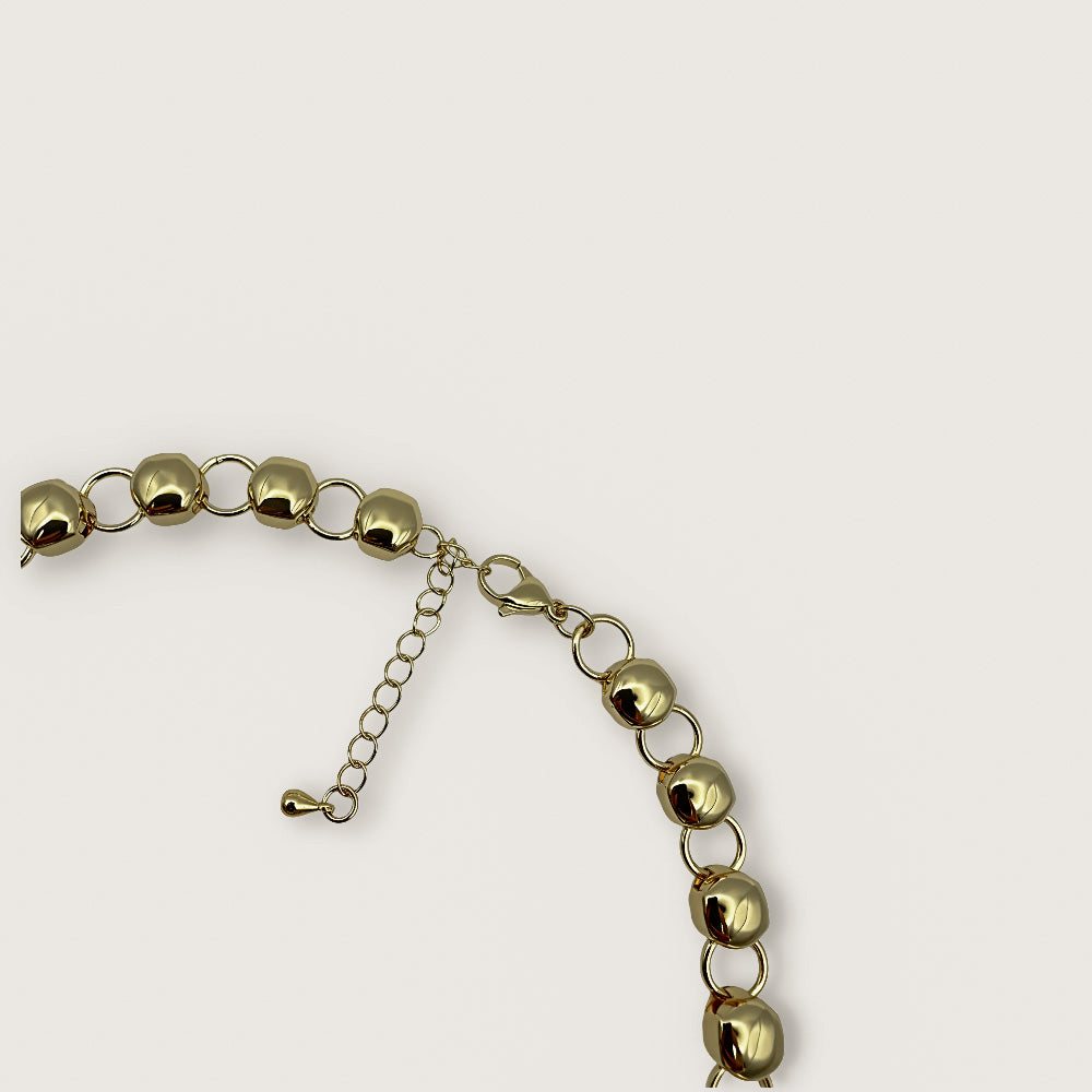 Collar hipoalergénico dorado de estilo statement con largo graduable hasta 42.5 centímetros.