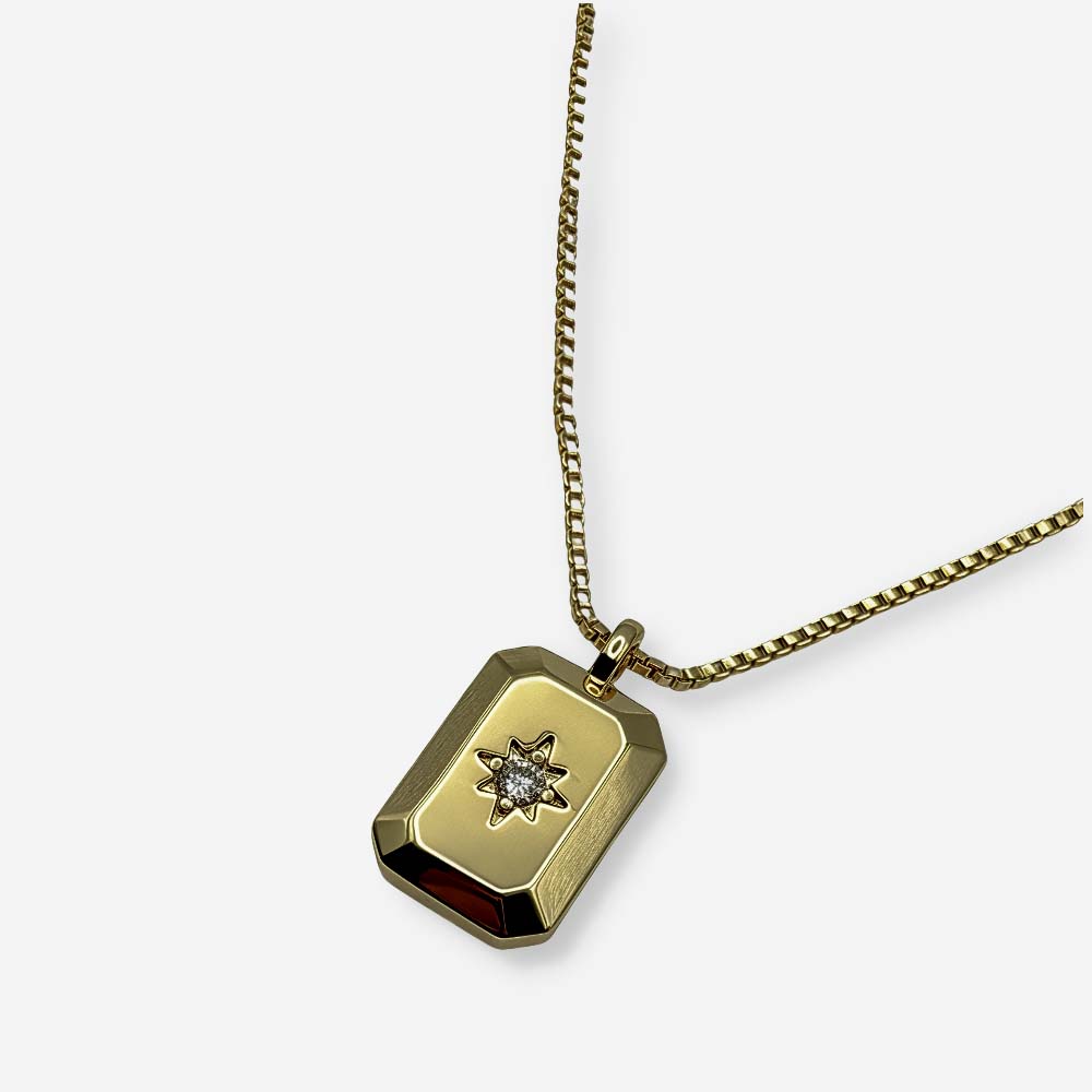 Collar para mujer con cadena tipo veneciana y colgante geométrico dorado decorado con una piedra brillante.