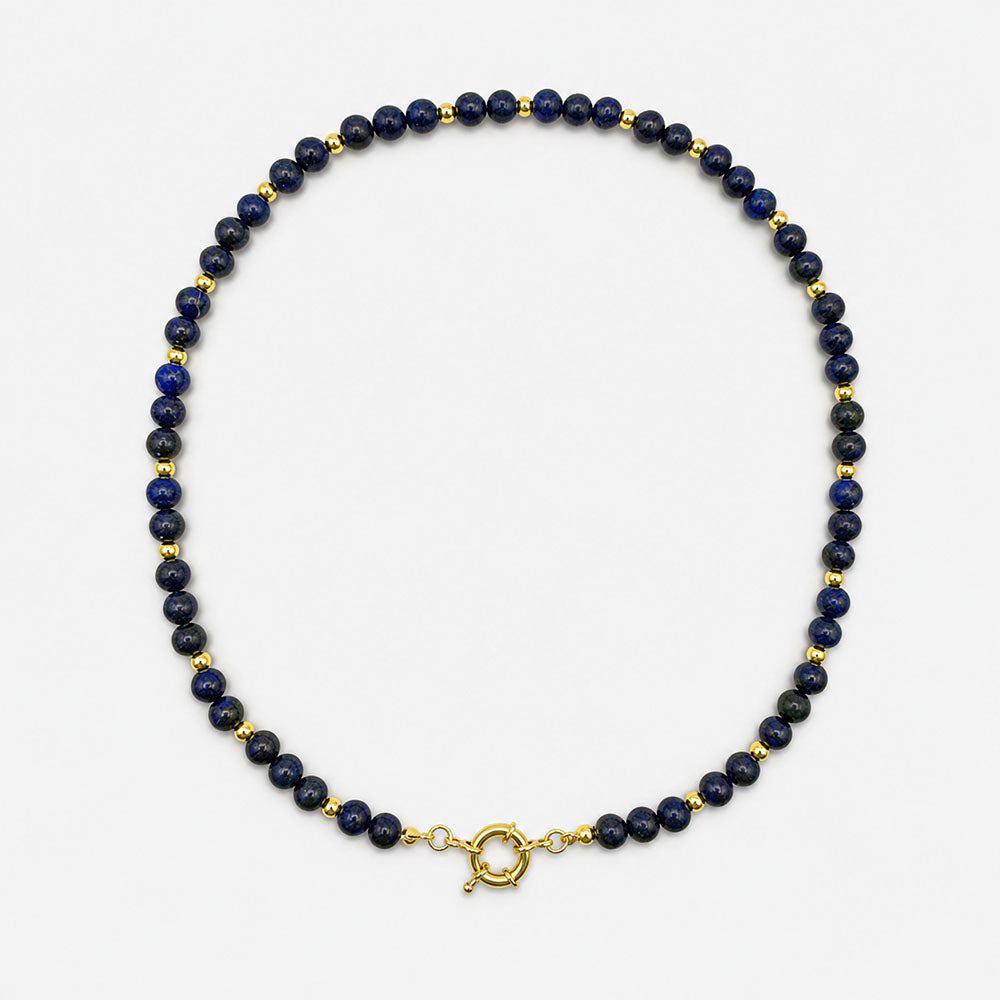Collar para mujer elaborado con piedras naturales de lapislázuli de 6 mm y detalles dorados con baño de oro de 18K.