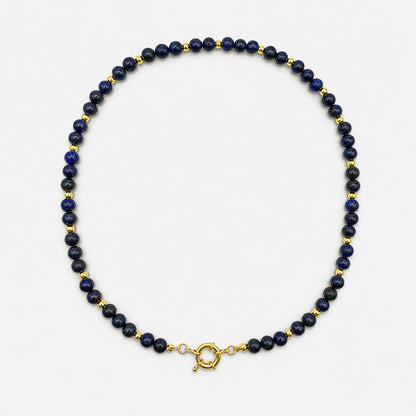 Collar para mujer elaborado con piedras naturales de lapislázuli de 6 mm y detalles dorados con baño de oro de 18K.
