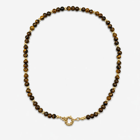 Collar para mujer elaborado con piedras naturales de ojo de tigre y detalles dorados con baño de oro de 18K.