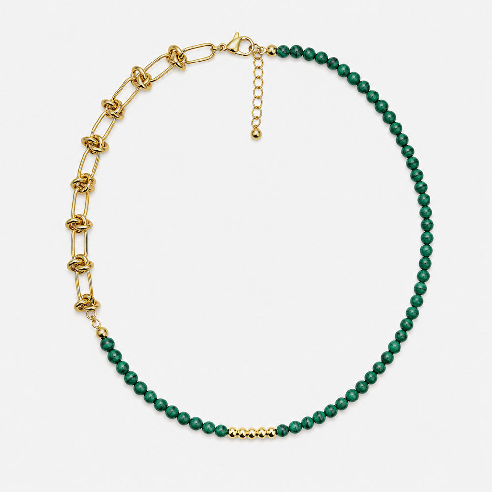 Collar para mujer elaborado en bronce con baño de oro de 18K, cuentas de malaquita natural de 4 mm y cadena dorada con detalles de nudo.