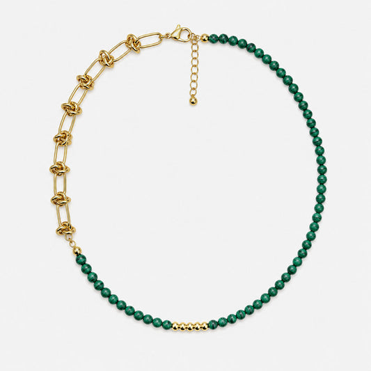 Collar para mujer elaborado en bronce con baño de oro de 18K, cuentas de malaquita natural de 4 mm y cadena dorada con detalles de nudo.