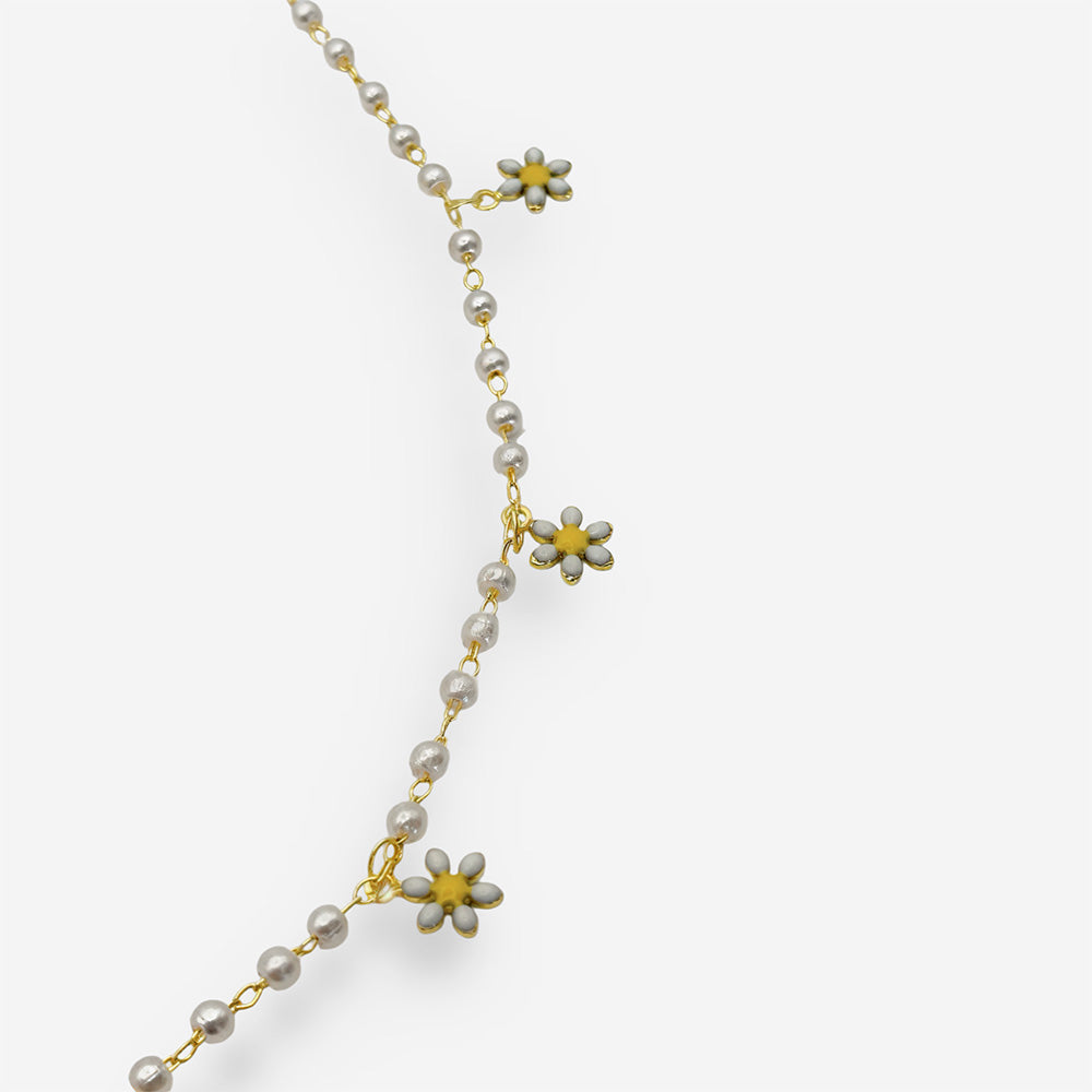 Collar para mujer elaborado en cobre con baño de oro de 18K, perlas artificiales y pequeñas margaritas decorativas.