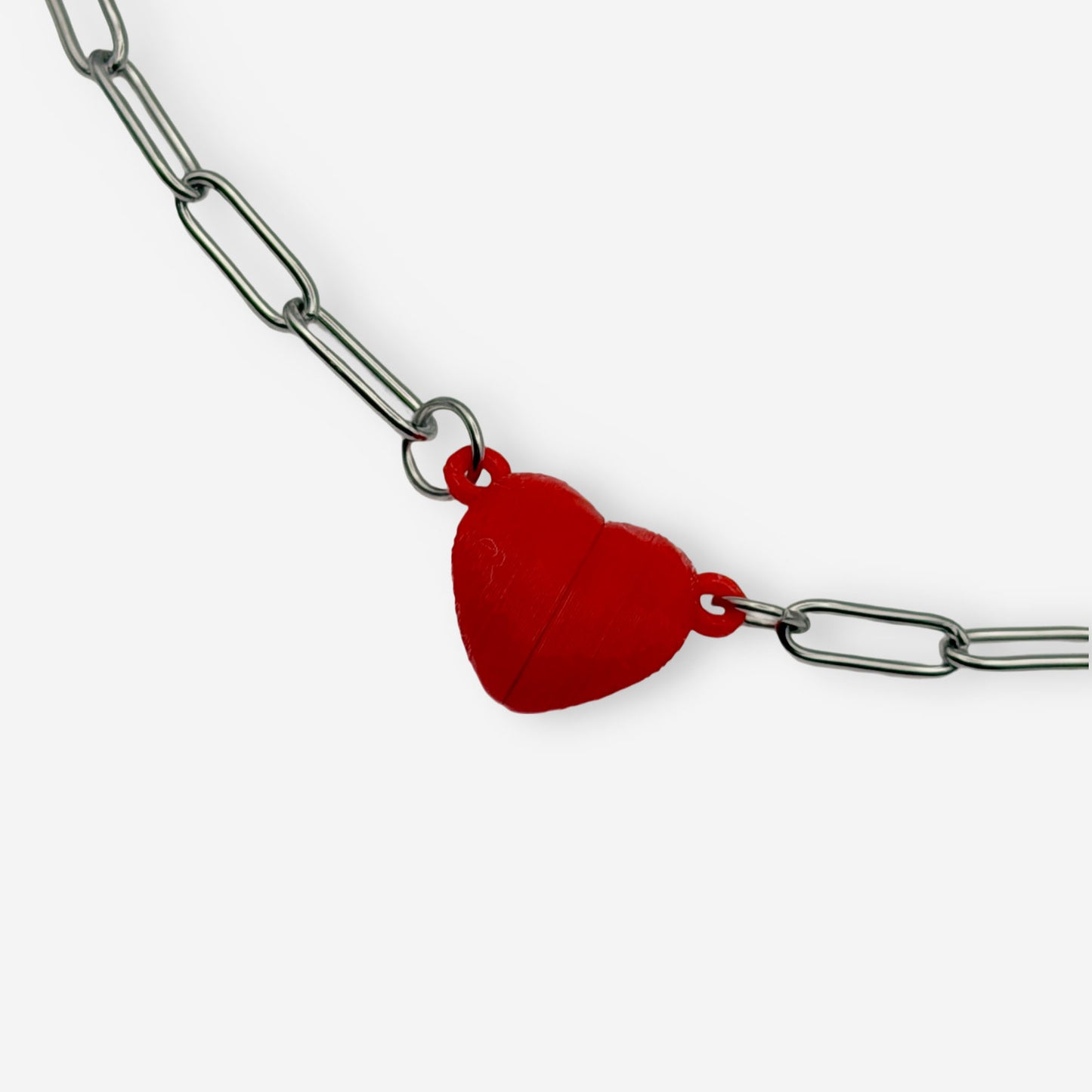 Collar plateado con broche corazón rojo mate vista completa cadena delgada bisutería fina Colombia