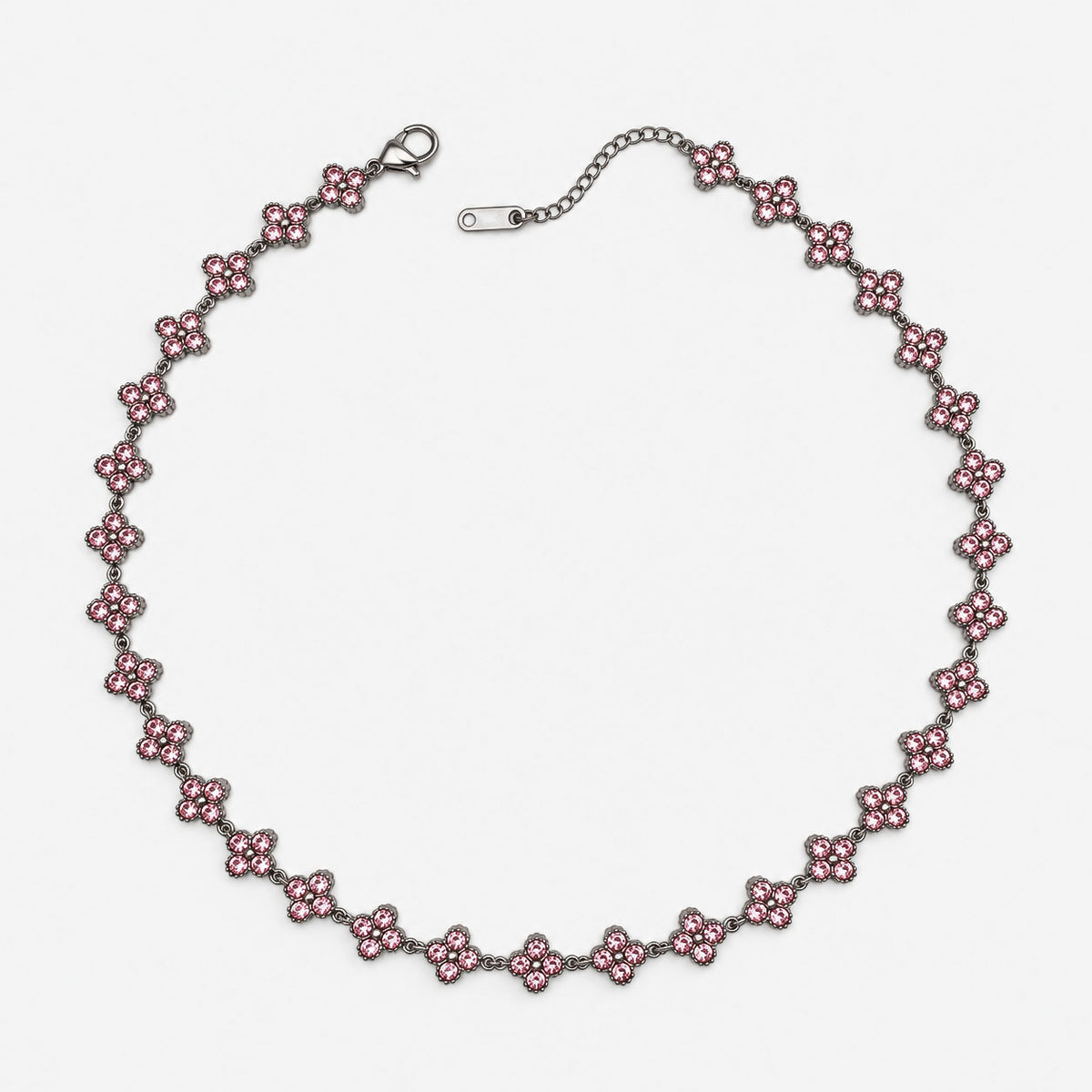 Collar plateado con tréboles de circonias rosas, diseño delicado y elegante