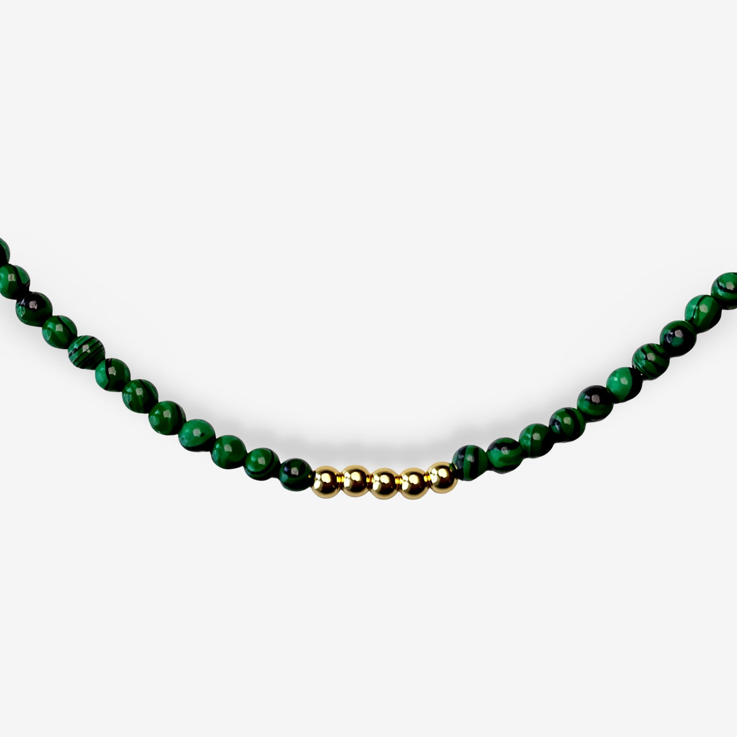 Collar verde de piedras naturales y eslabones dorados